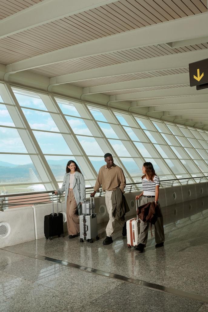 Três amigos com malas em um aeroporto